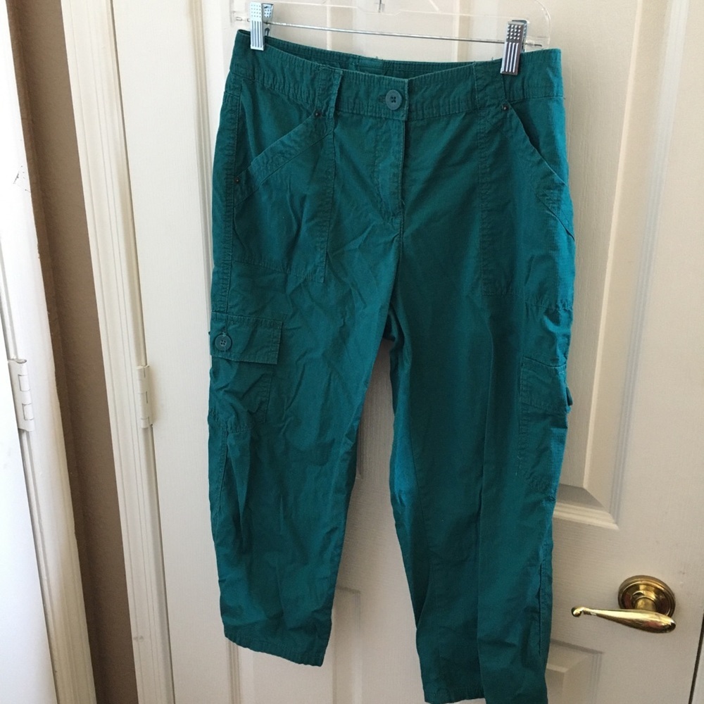 Ladies Liz Claiborne cargo looking capris 6